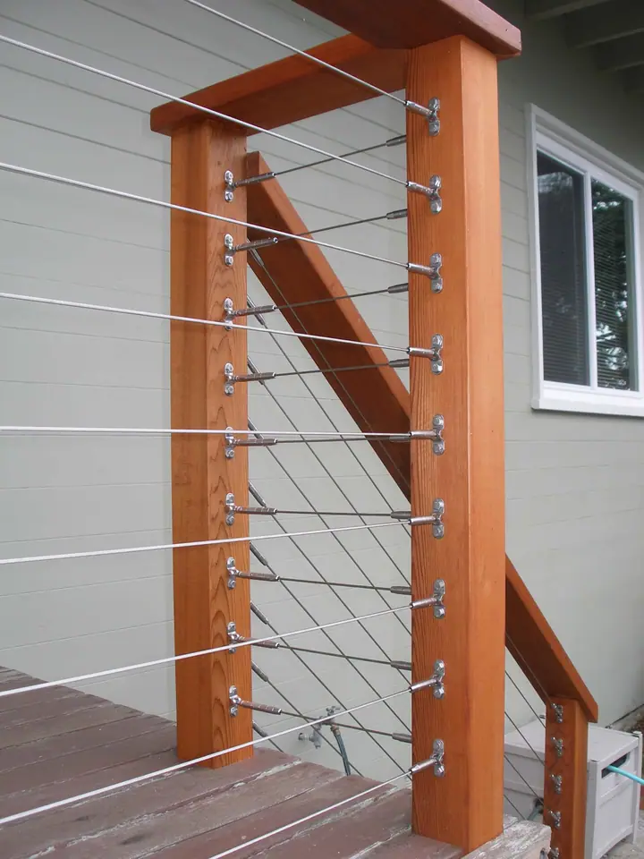 Cable rail system with redwood posts in Twin Peaks, San Francisco: lower close