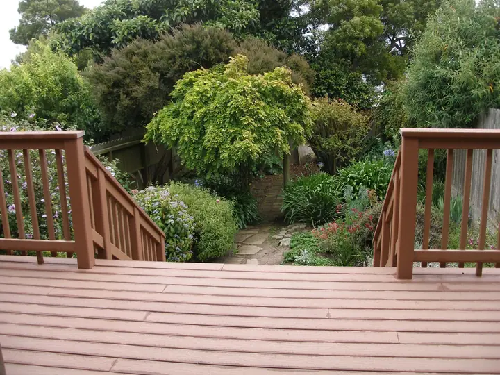 Composite deck in Bernal Heights, San Francisco: out to the yard