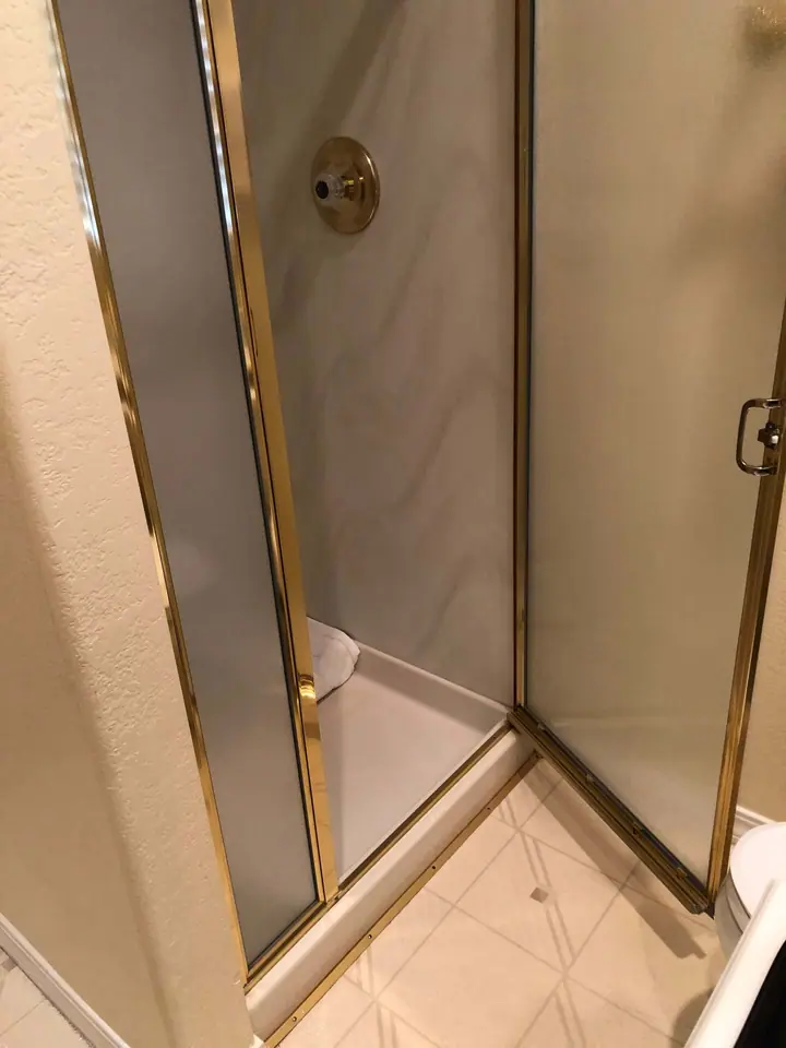 Guest bath remodel in San Rafael: Before