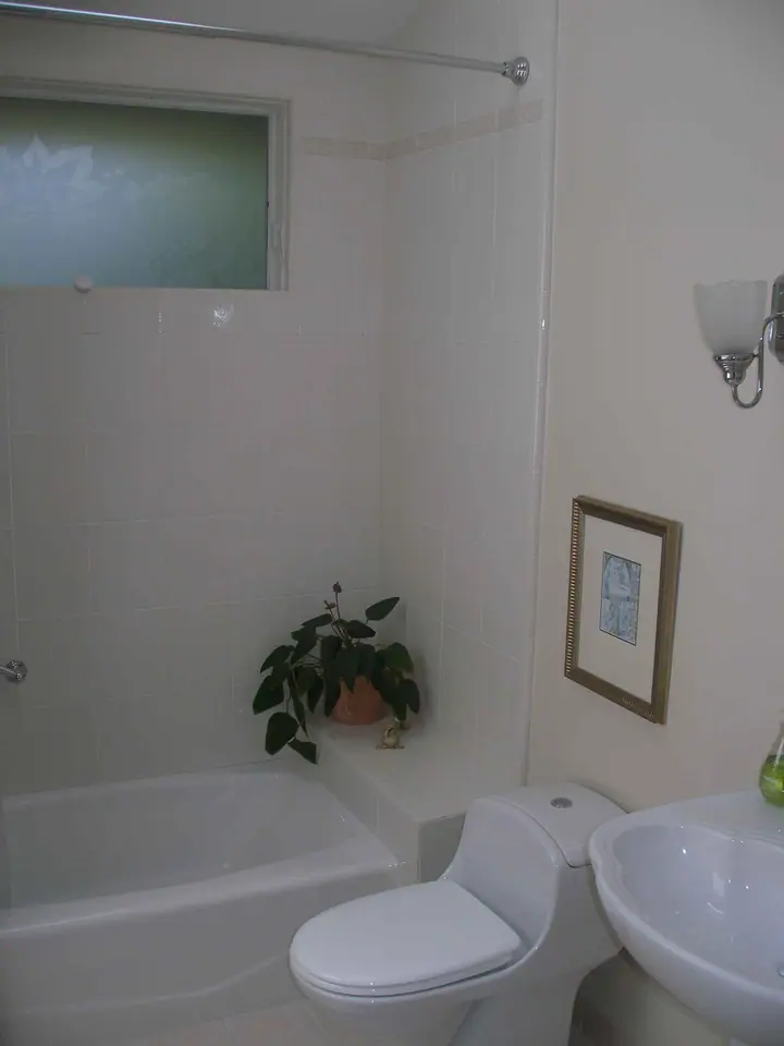 Stylish bathroom in San Rafael: foot of the tub