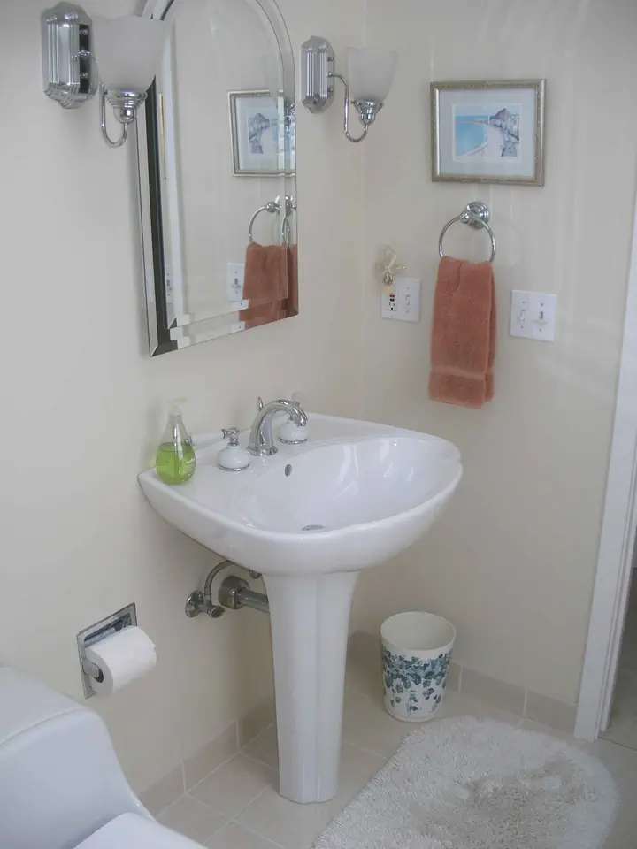 Stylish bathroom in San Rafael: pedastal sink