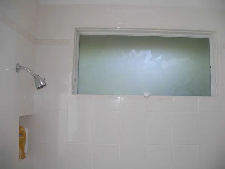 Stylish bathroom in San Rafael: the etched window