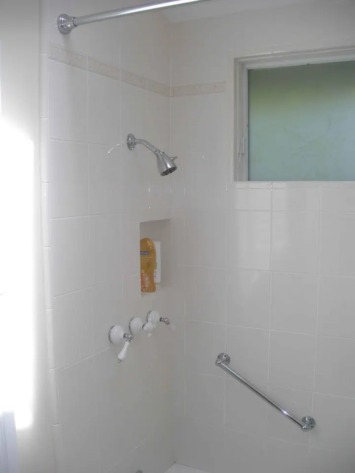 Stylish bathroom in San Rafael: the valve wall with niche
