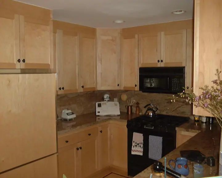 U-shaped kitchen gets a new look in Haight-Ashbury, San Francisco: left corner from the pass through