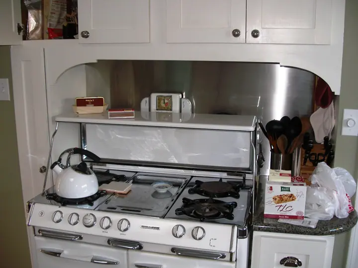 Wedgewood style range alcove: stove before